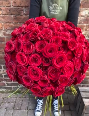 Ultimate Luxury 100 Red Roses